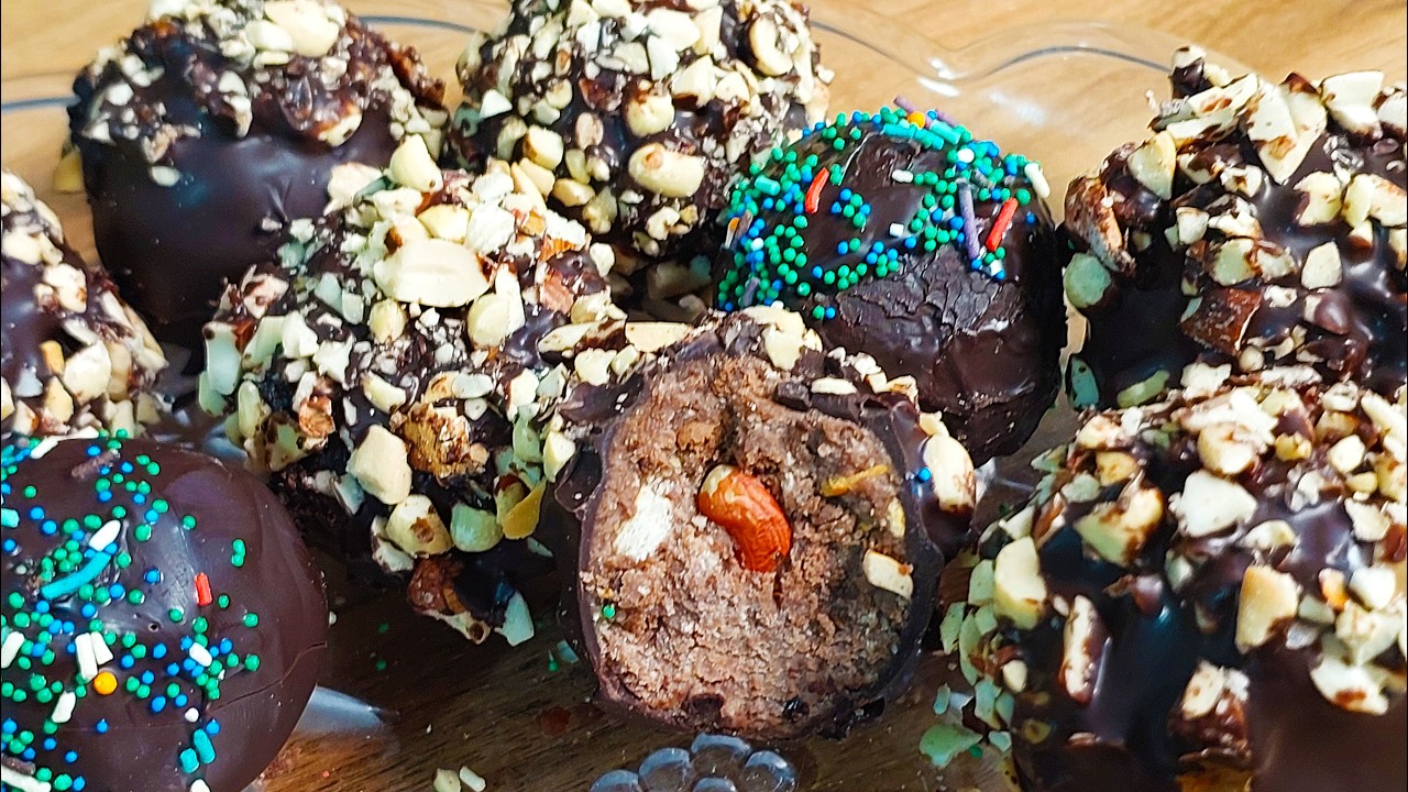 My Favorite Weekend Treat l Easy chocolate biscuit balls