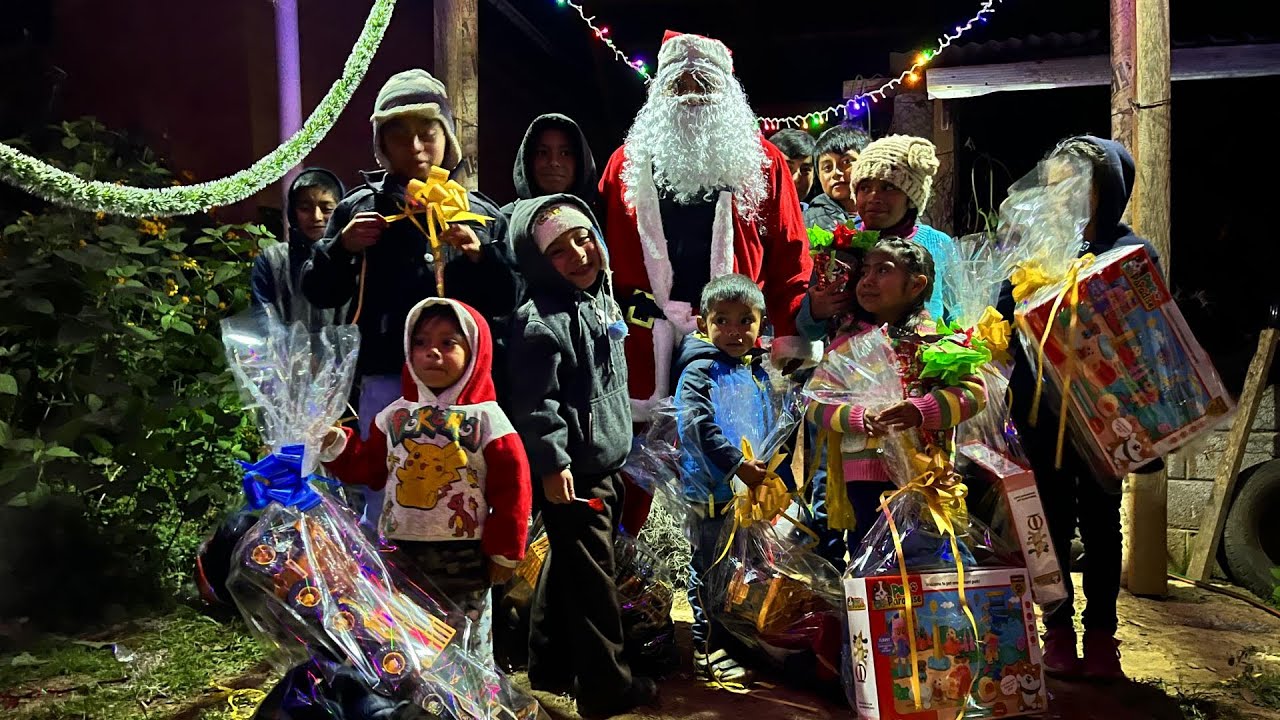 Santa Claus visita por primera vez a los niños del pueblo; les trajo regalos y hubo muchas sorpresas