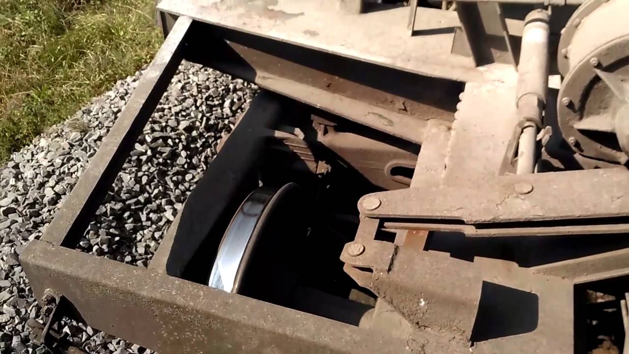 Огромный ползун на колесной паре грузового вагона. A huge slide on the wheel pair of freight cars