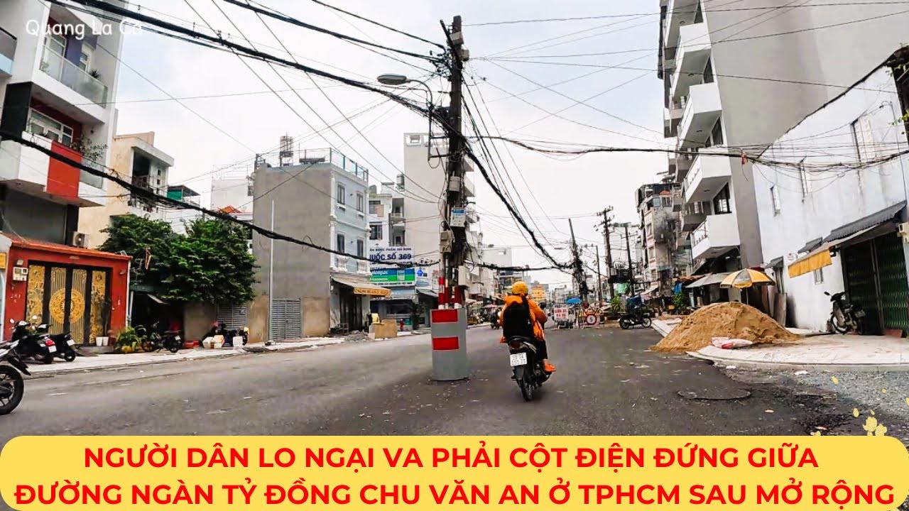 Nguy cơ va phải cột điện đứng giữa đường ngàn tỷ đồng CHU VĂN AN ở TPHCM sau mở rộng