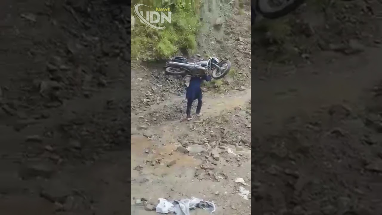 Terror of landslide in Chamoli! Youth carries bike on his shoulder, shocking VIDEO goes viral. Ut...