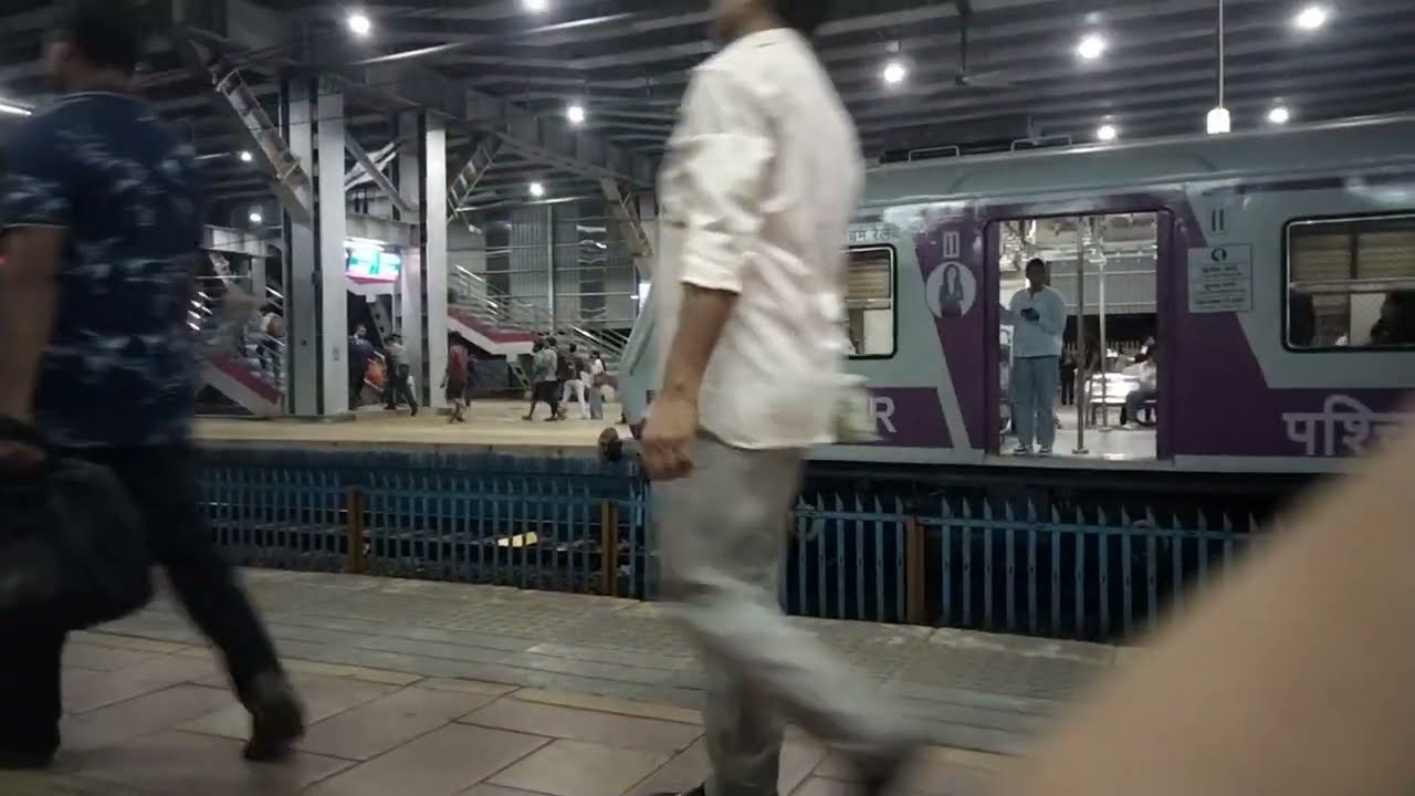 मुंबई रेलवे स्टेशन का दृश्य देखकर हैरान रह जाएंगे 