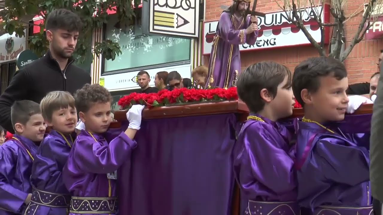 El Colegio Santísima Trinidad realiza su Estación de Penitencia.