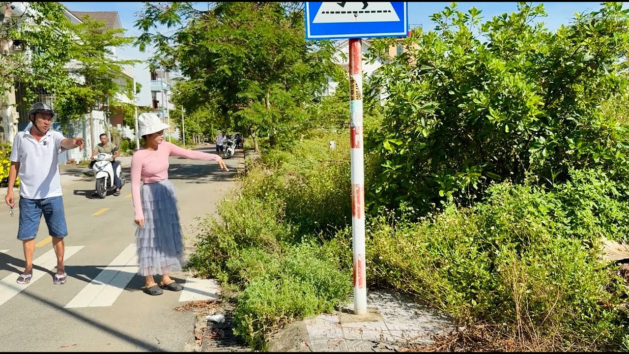 Ни слова благодарности после того, как соседи попросили нас помочь расчистить их травяной тротуар.