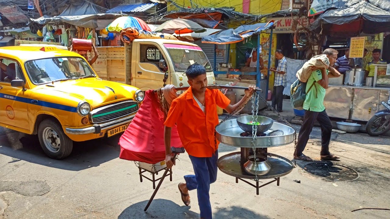 The Walking Pakora Shop In Kolkata | Hardworking Man Selling Pakora On Shoulder| Indian Street Food