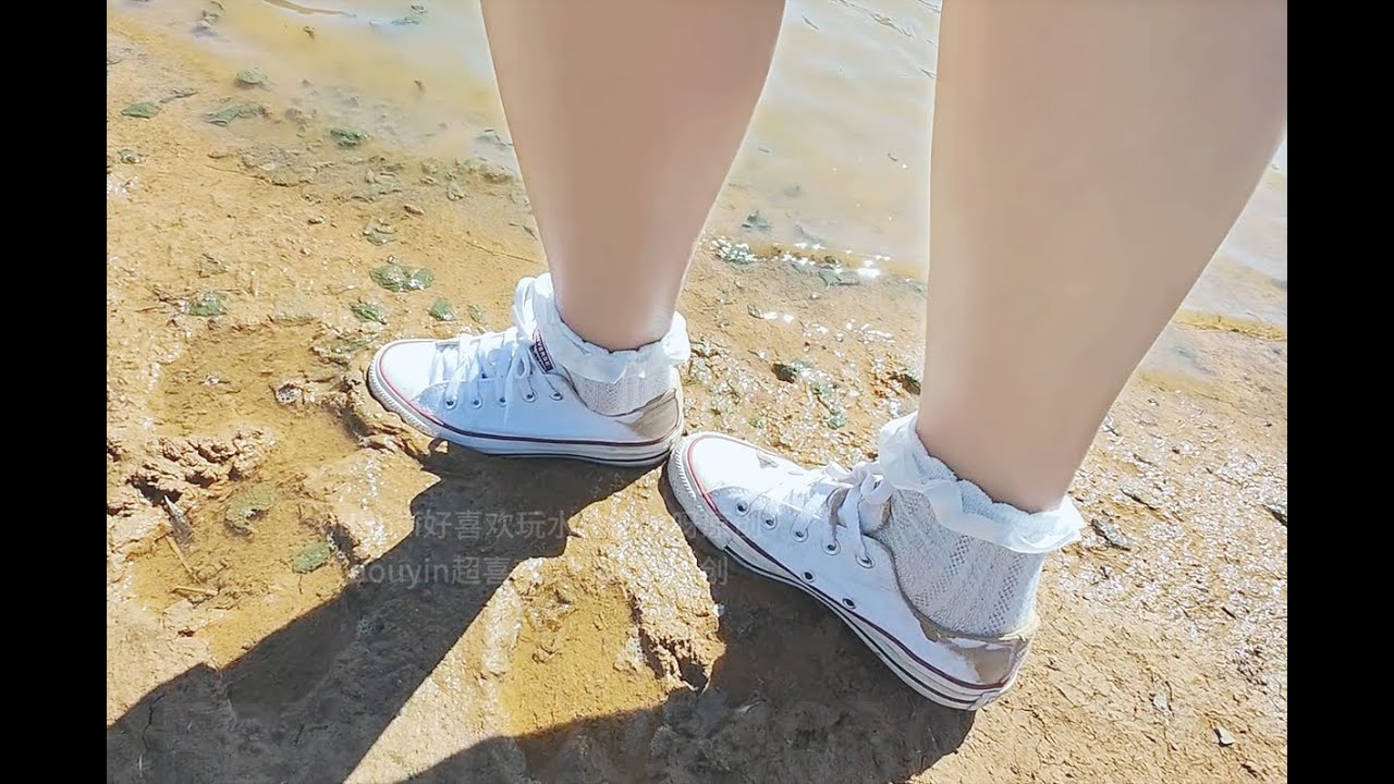 Girl's white Converse was filled with mud(09)(Full video 42min 24sec)