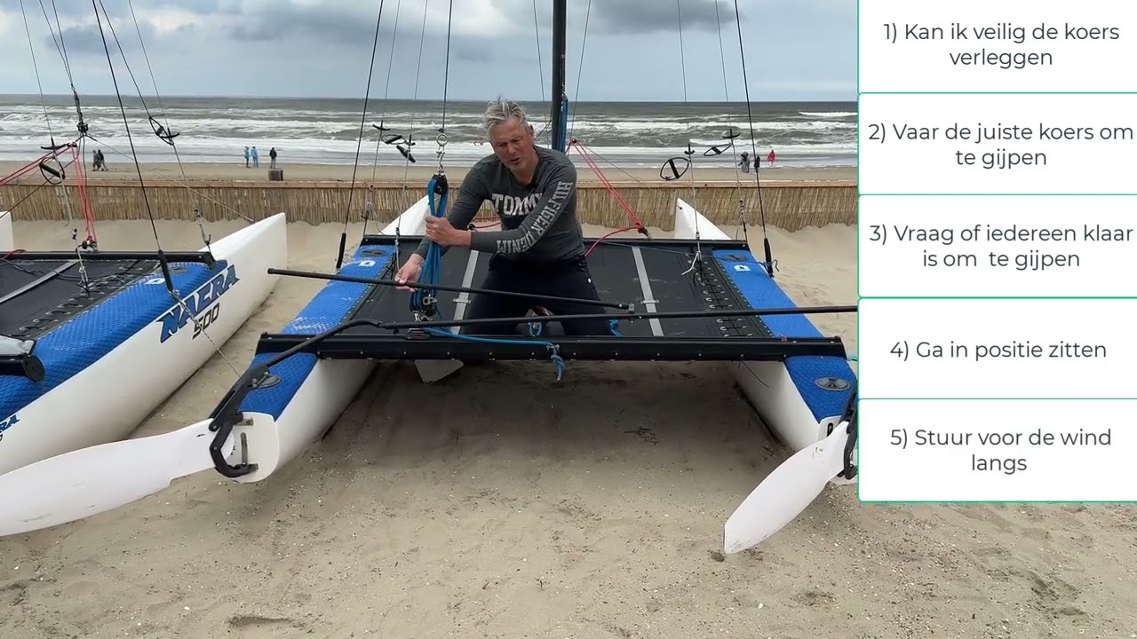 Demonstratie gijpen bij een catamaran