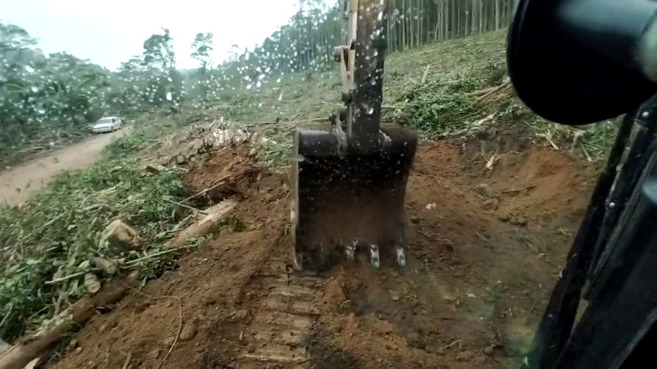 Escavadeira hidráulica CAT 312D abrindo estrada com GALEGO CAPIXABA