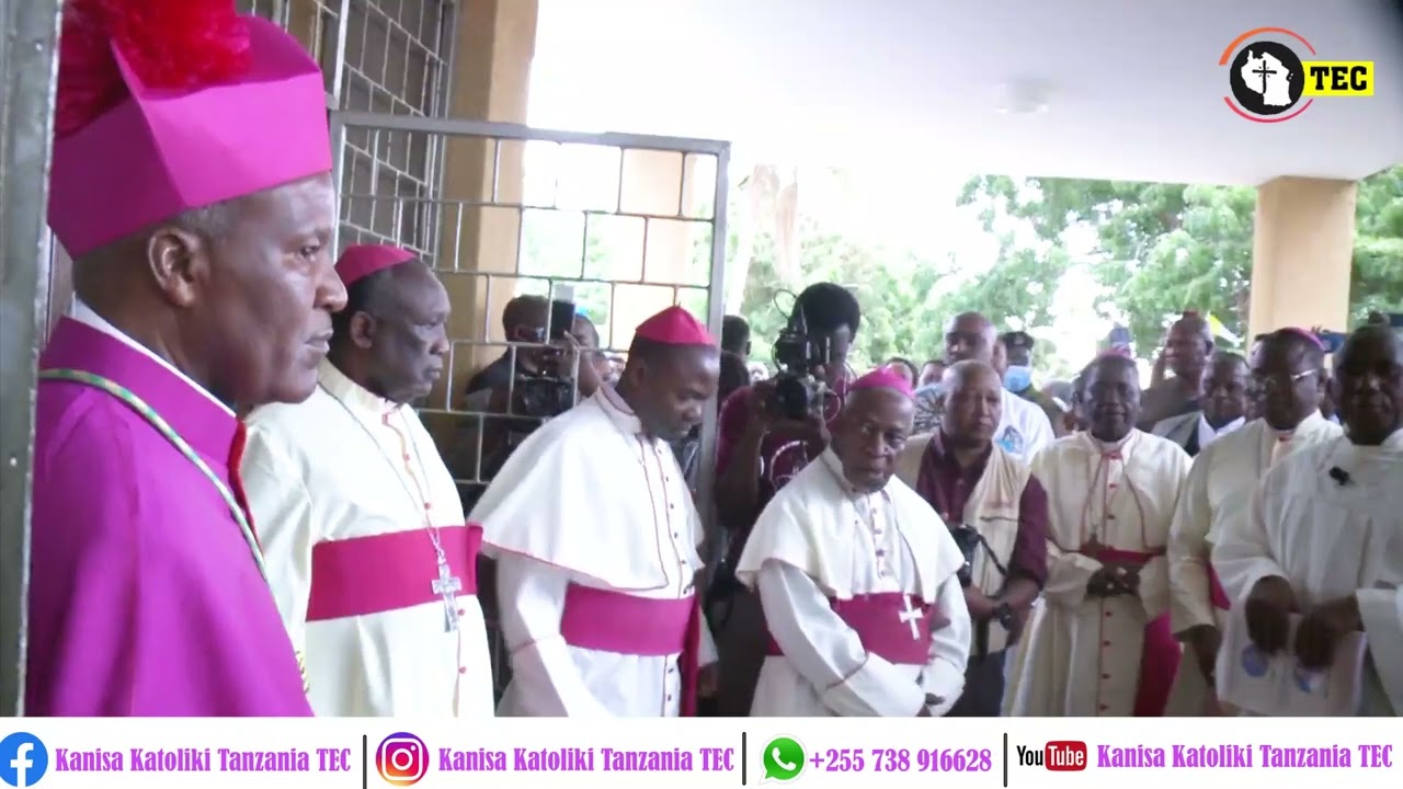 ASKOFU MPYA LINDI ALIVYOKABIDHIWA FUNGUO ZA KANISA KUU NA KUONYESHA HATI YA UTEUZI KWA MAASKOFU