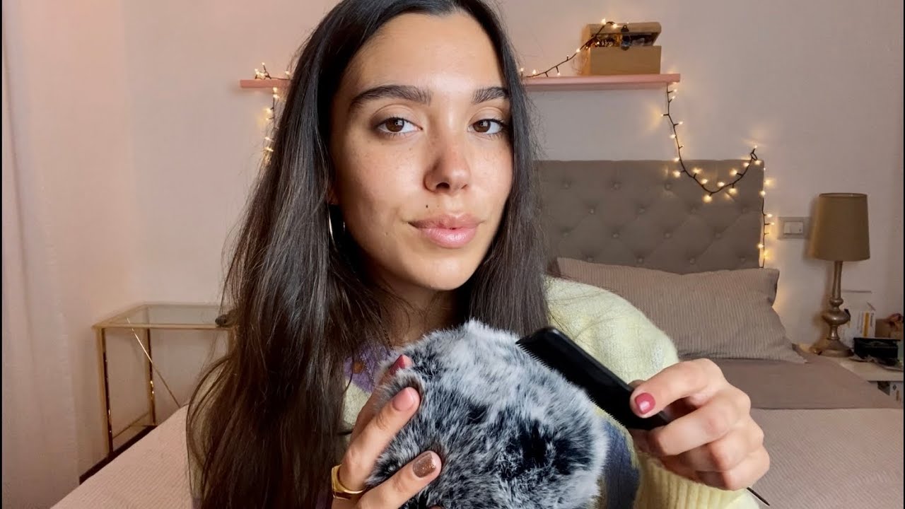 ASMR ITA | Humming & Mic brushing 😴 close-up whispering • hand movements