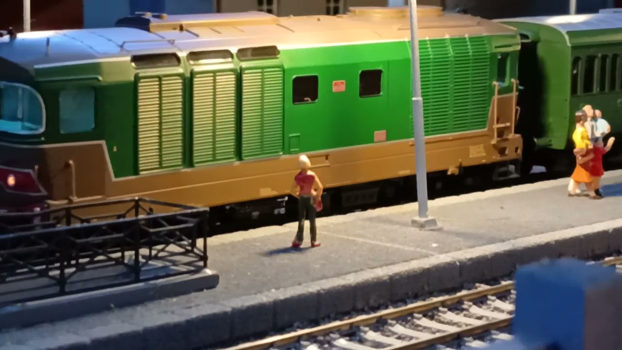 D 445 OSKAR con decoder sound Portigliatti e gancio digitale arrivo e manovra su plastico S. Ilario