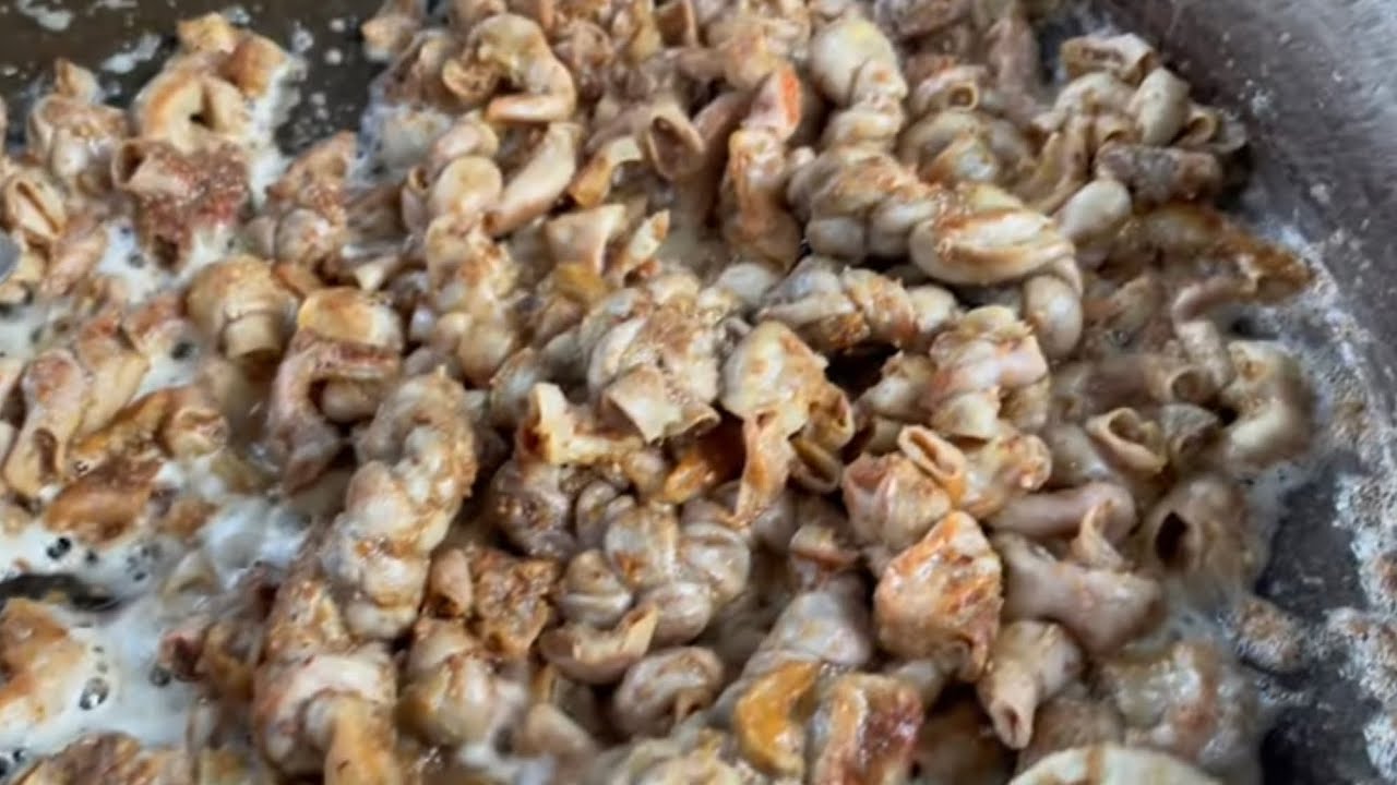 De esta manera se limpian, se trenzan y se preparan unas tripitas de res