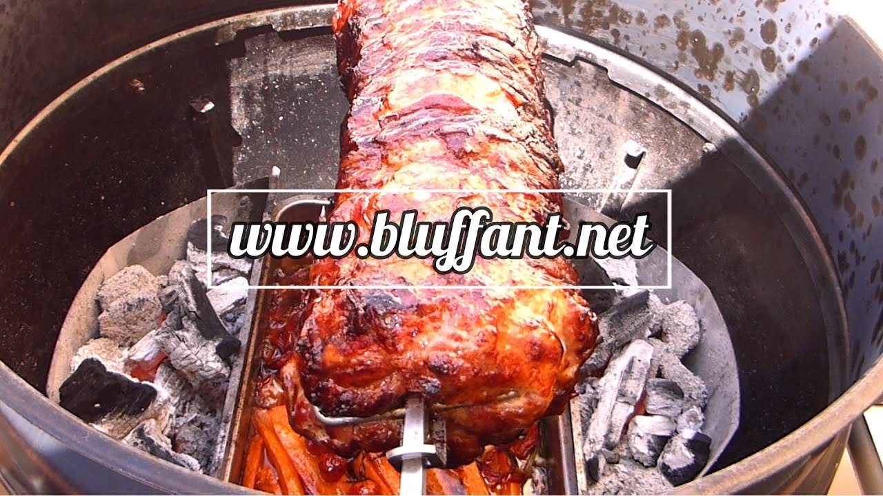 Porchetta a la broche, rellena de carne, jamón ibérico y almendras, envuelta en panceta curada.