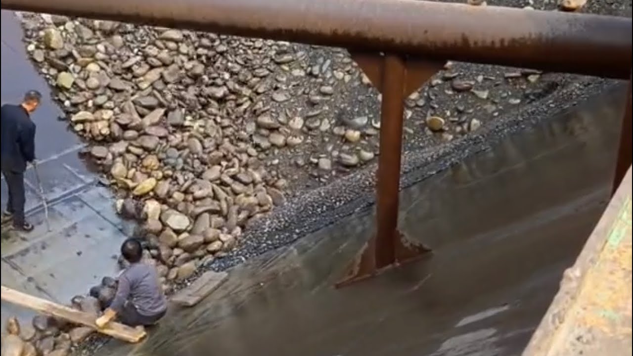 Barge unloading 3400 tons of pebbles - relaxing video
