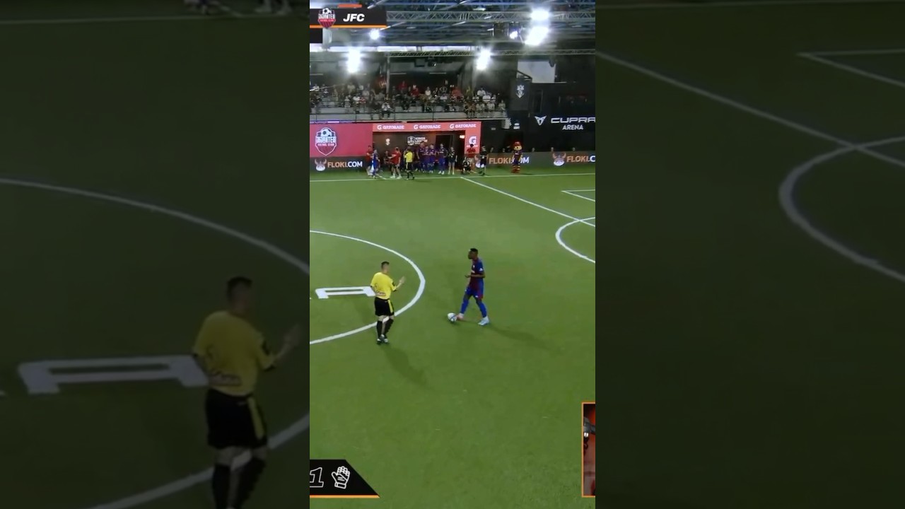 Diawara, de Jijantes FC, hace un campo atr&aacute;s teniendo un mano a mano, adem&aacute;s, despu&eacute;s hizo otro