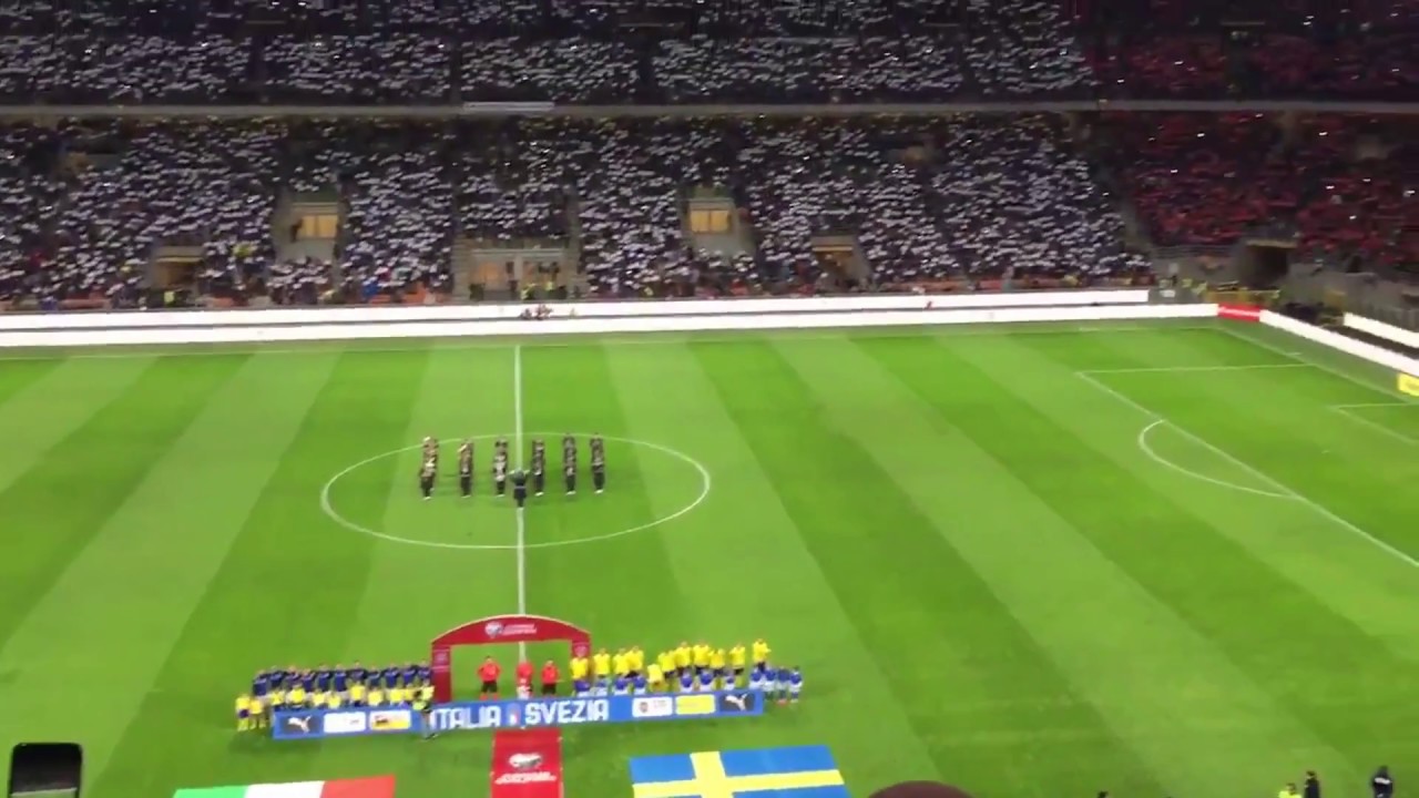 Italia vs Svezia 13.11.2017 Inno italiano, San Siro, i tifosi stanno cantando