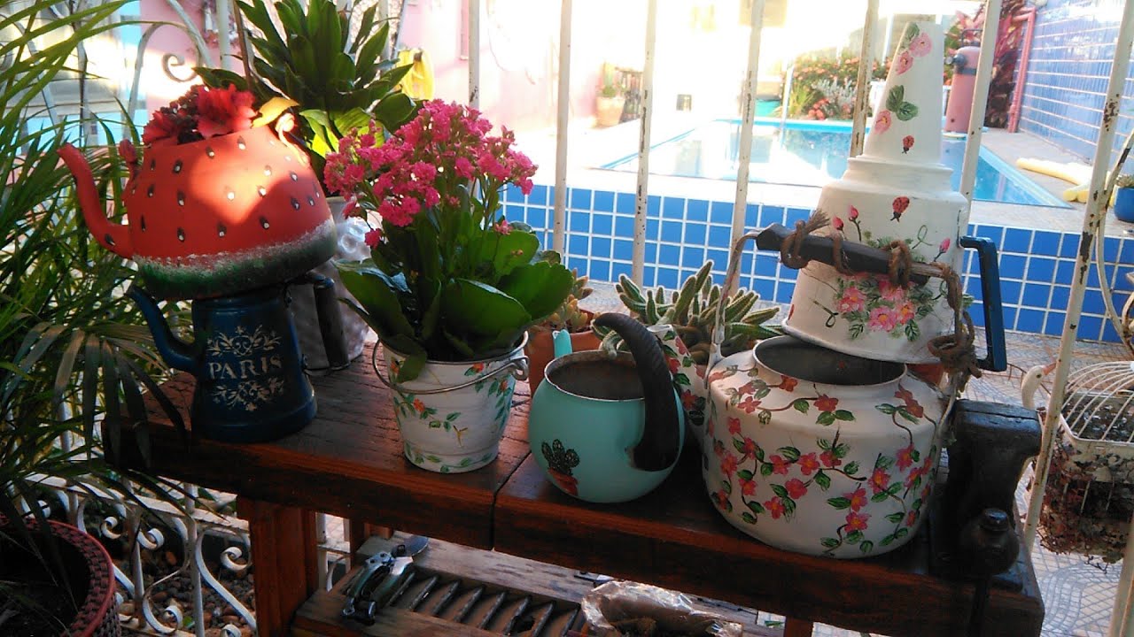 baldes panelas e chaleiras decoradas no jardim