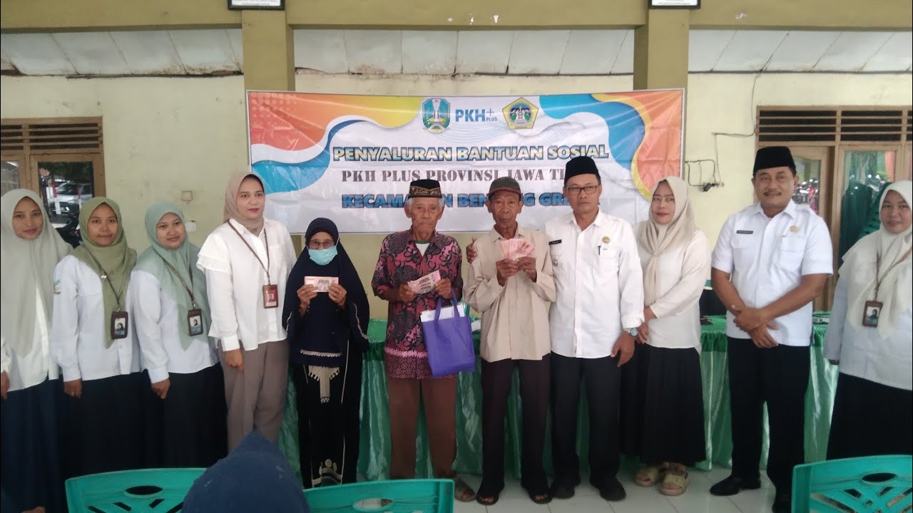 Pencairan PKH plus bikin warga Benjeng tersenyum ceria ..