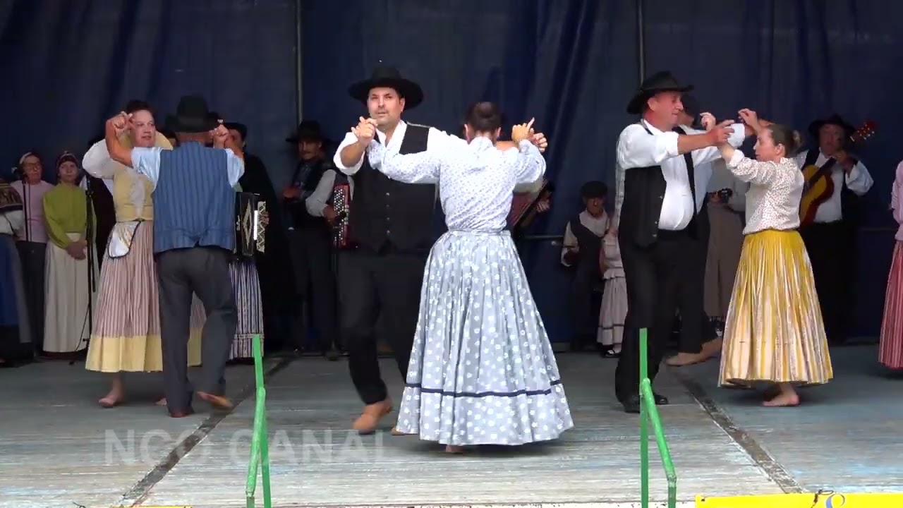 Grupo Dan&ccedil;as e Cantares das Margens do Rio U&iacute;ma vira trempes