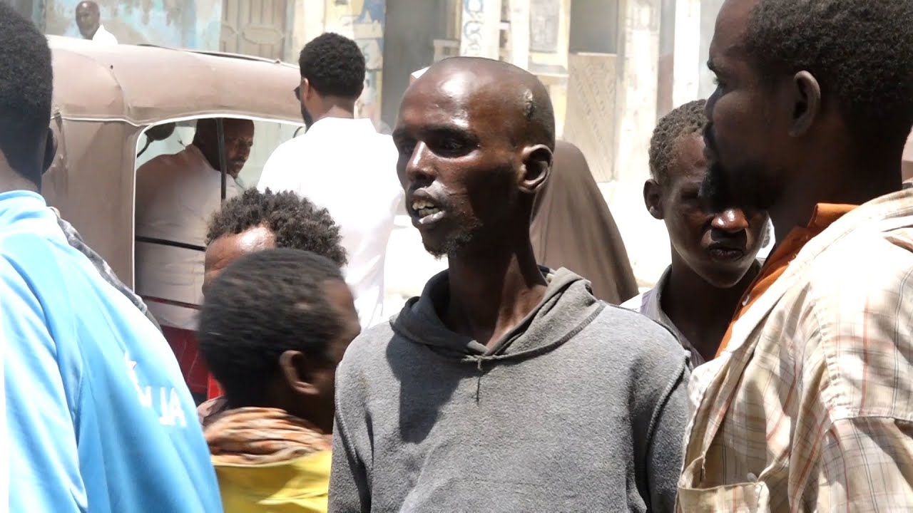 Maan-dooriyaha uu Booliisku marwalba sheego in uu la dagaallamayo waxaa afka ku wata dhalinyarada oo