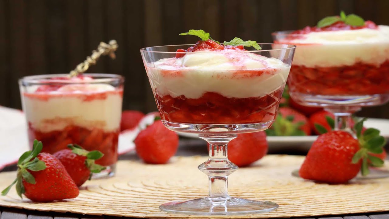 MOUSSE DE YOGUR CON FRESAS MACERADAS
