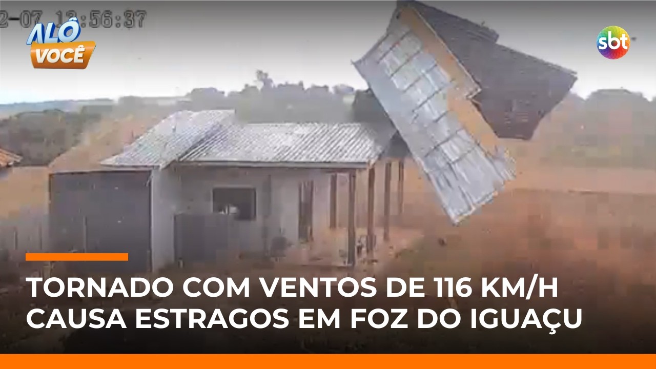 Passagem de tornado no PR arranca telhado de casa e homens se escondem atrás de carro | #AloVoce