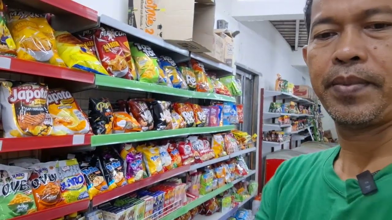 Menata merapikan display minuman stok minim