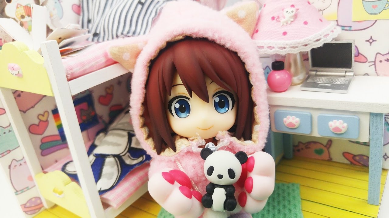 Japanese Toy Doll Cu-Poche unboxing and dressing up. WHAT HAPPENED TO ME?