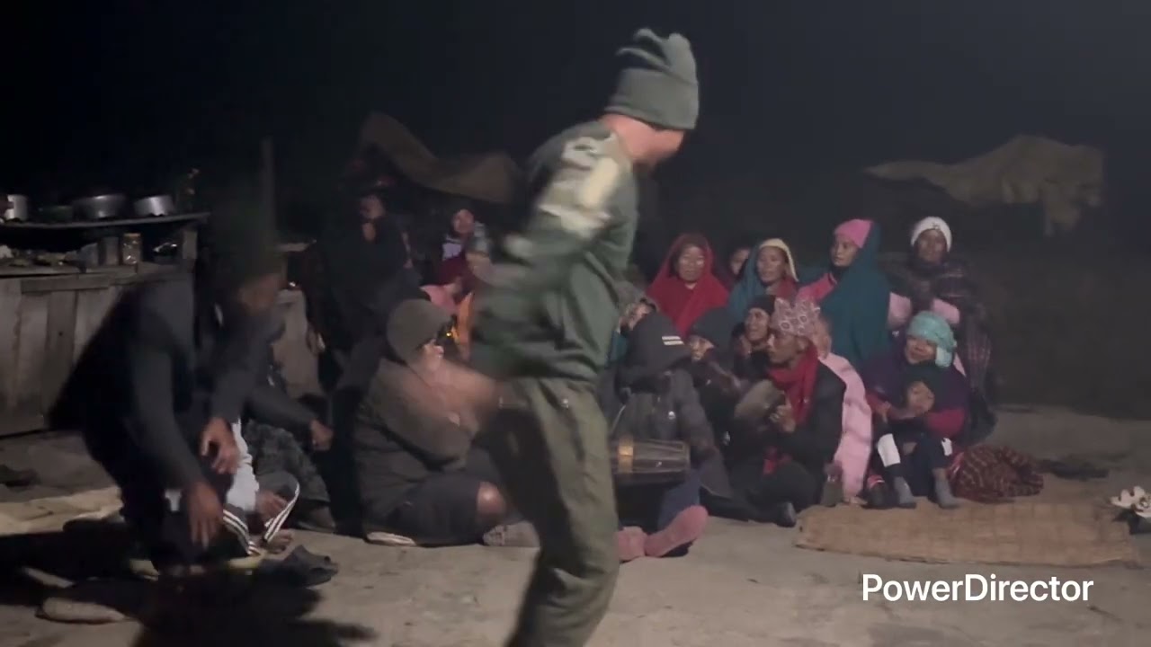 लाहुरे लाहुरेनीको नाचले बुढाहरूको हासो रोकेन त