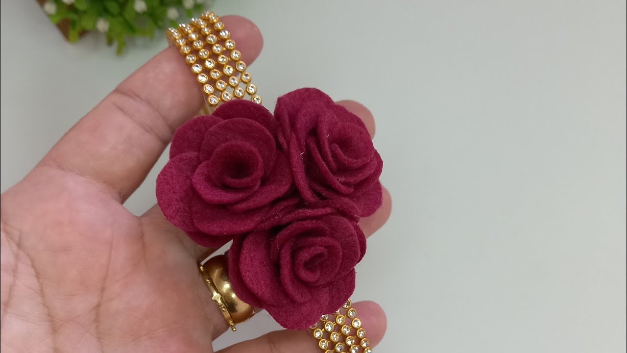 Tiara de luxo com flor de feltro. ( com sobras de feltro)