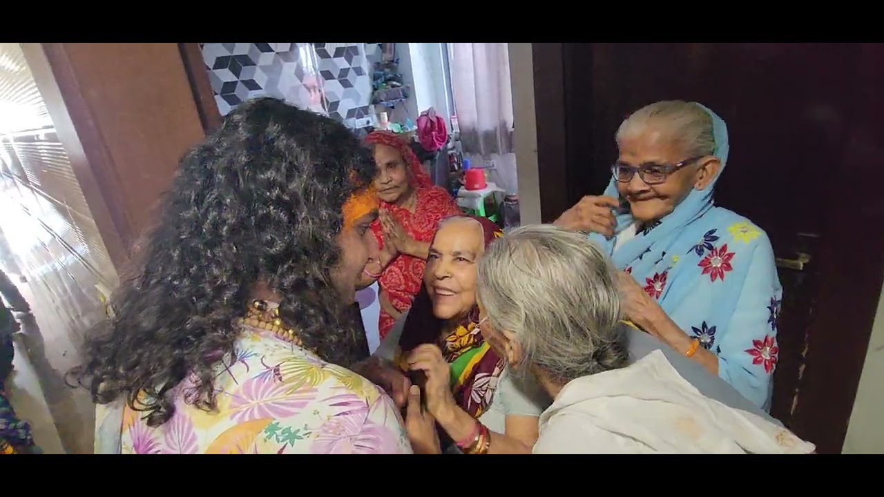 पहली बार देखिए ये वृद्धमाताएं क्यों रो रहीं हैं महाराज जी से लिपटकर 😭