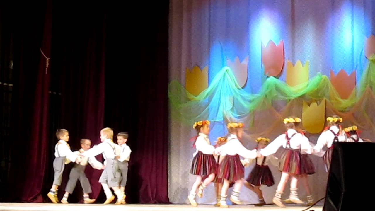 Mākonītis un mākonīte (Mazi bērni danci veda Daugaviņas maliņā, Salaspils k/n 2012.03.11.)