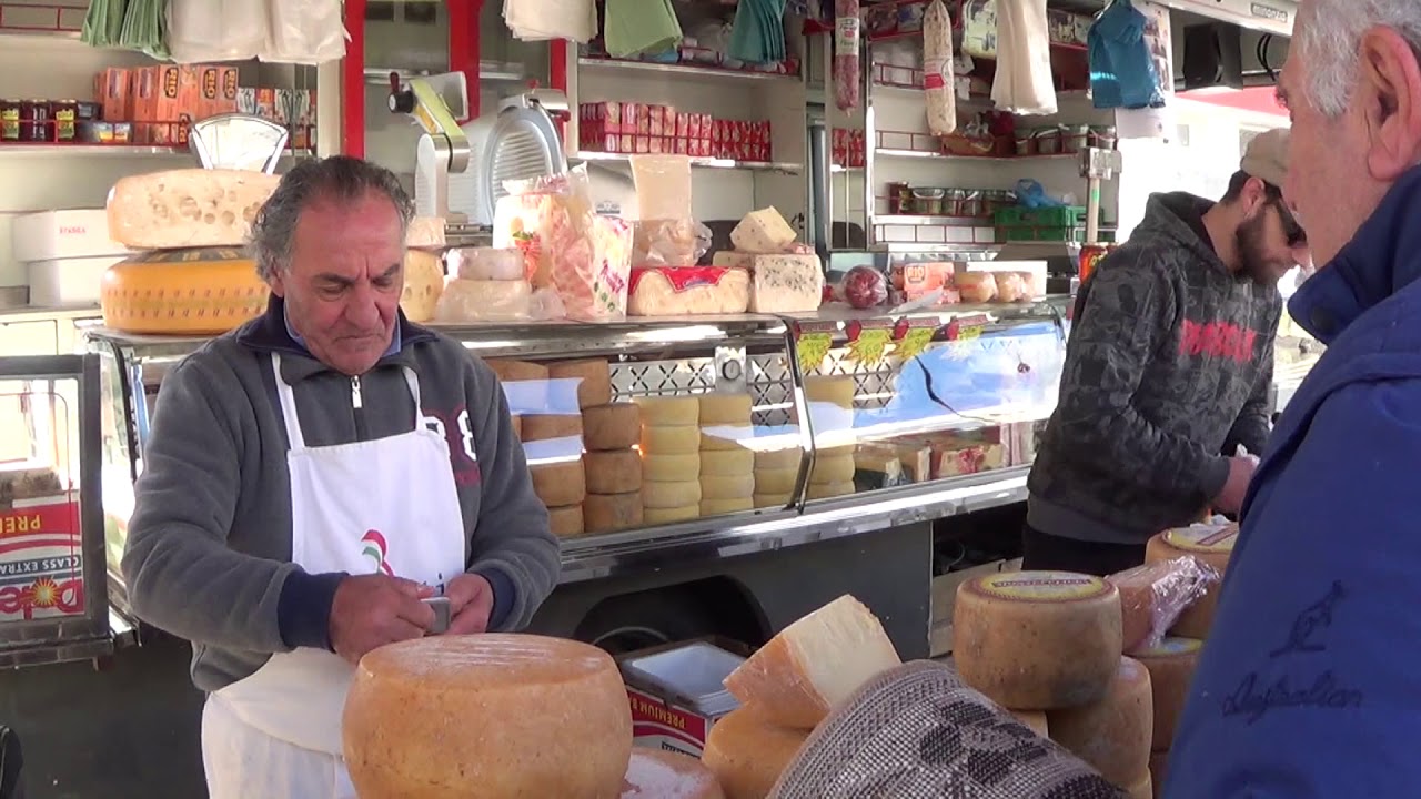 Al mercato settimanale 1
