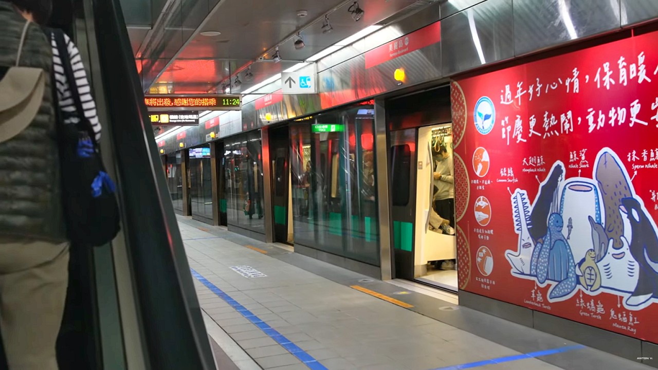 Taiwan, Kaohsiung, walk +MRT ride from Sanduo Shopping District to Formosa Boulevard
