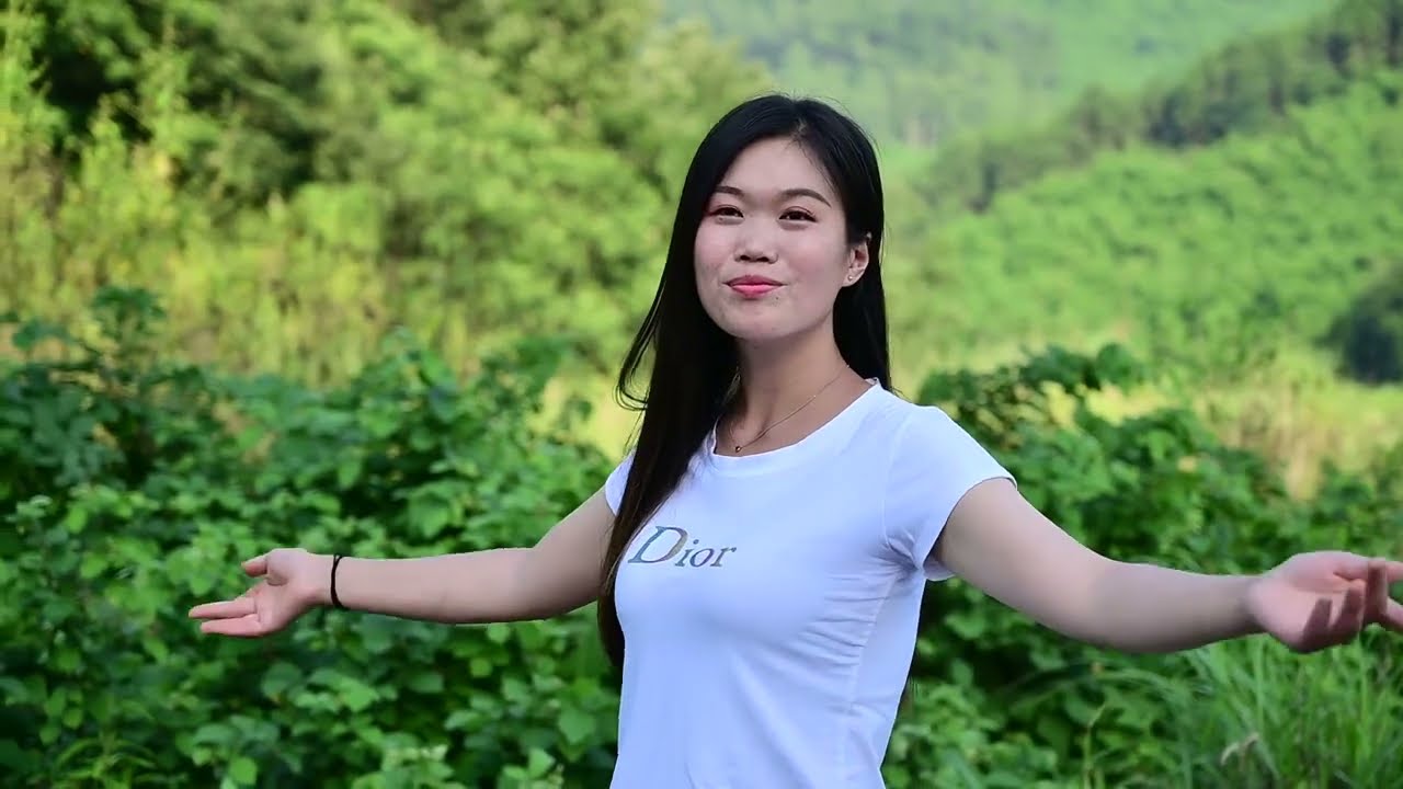 分享经典情歌： 一首《忘情水》经典难忘，勾起不少人的回忆+《走进新时代》，经典怀旧，不朽的老歌+一首《世上女人你最美》，淳朴动听，甜蜜醉人+ DJ情歌《妹是哥哥花一朵》，动感的节奏，好听极了