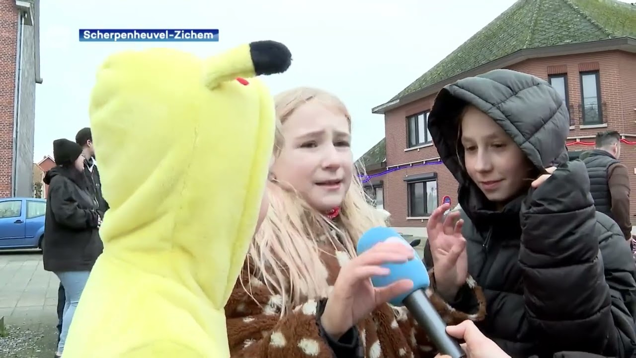Veel volk op de carnavalstoet in Schoonderbuken ondanks slechte weer