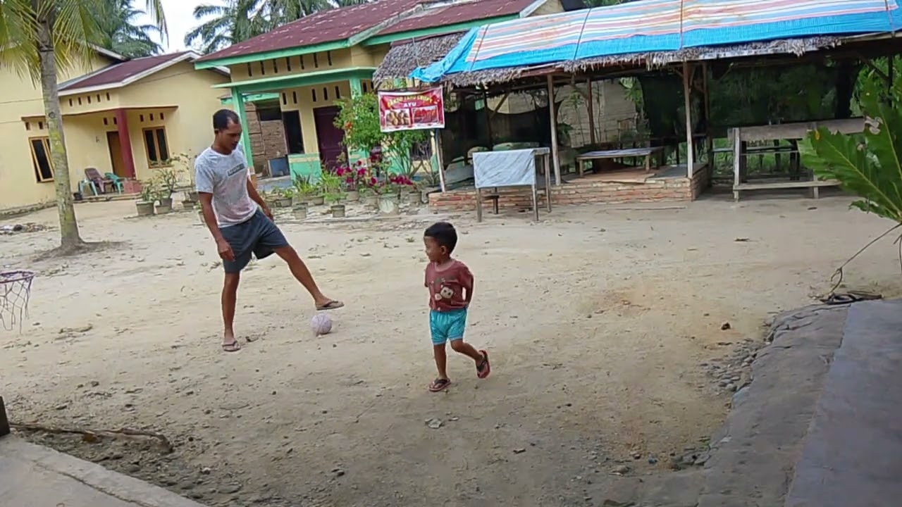 Main #sepakbola sama #ayah @Jp_siahaan  dulu teman²..biar sehat @Gavin_shaquille 
