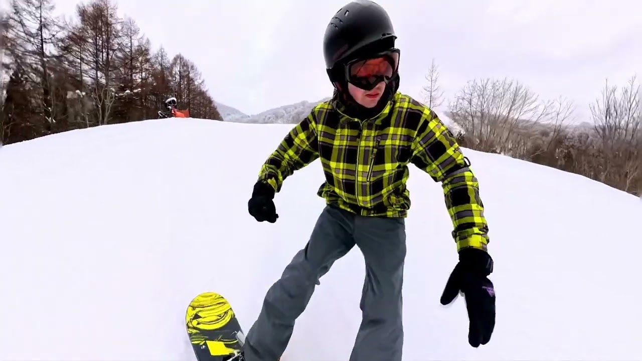 Snowboarding at Hoshino Resort on Nekoma Mountain