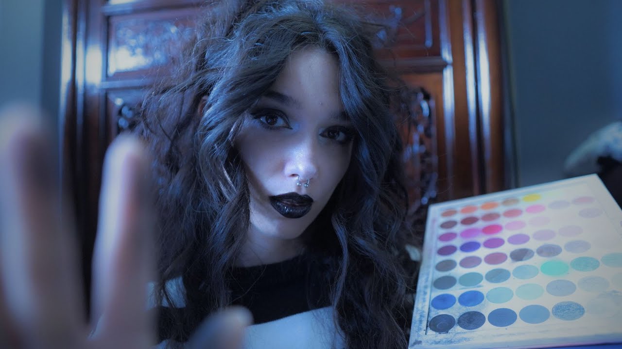 ASMR Tu amiga GÓTICA y BORDE te maquilla para HALLOWEEN 🎃