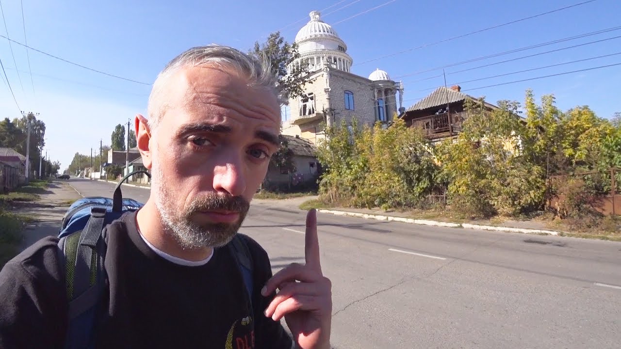 Would you look for the Roma Gypsy mansions of Moldova? 🇲🇩