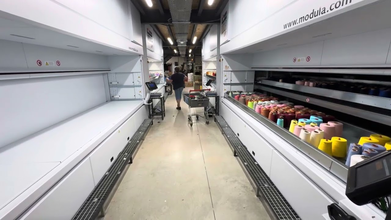 Notre stockage de bobine dynamique MODULA pour la fabrication de nos chaussettes françaises