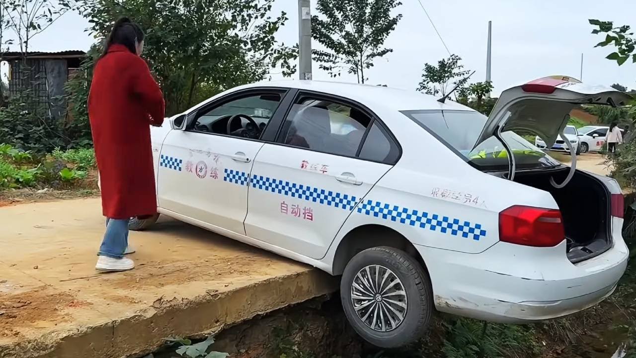 The Beautiful Woman Made A Mistake While Reversing; How Is She Going To Drive The Car Back Up Now?