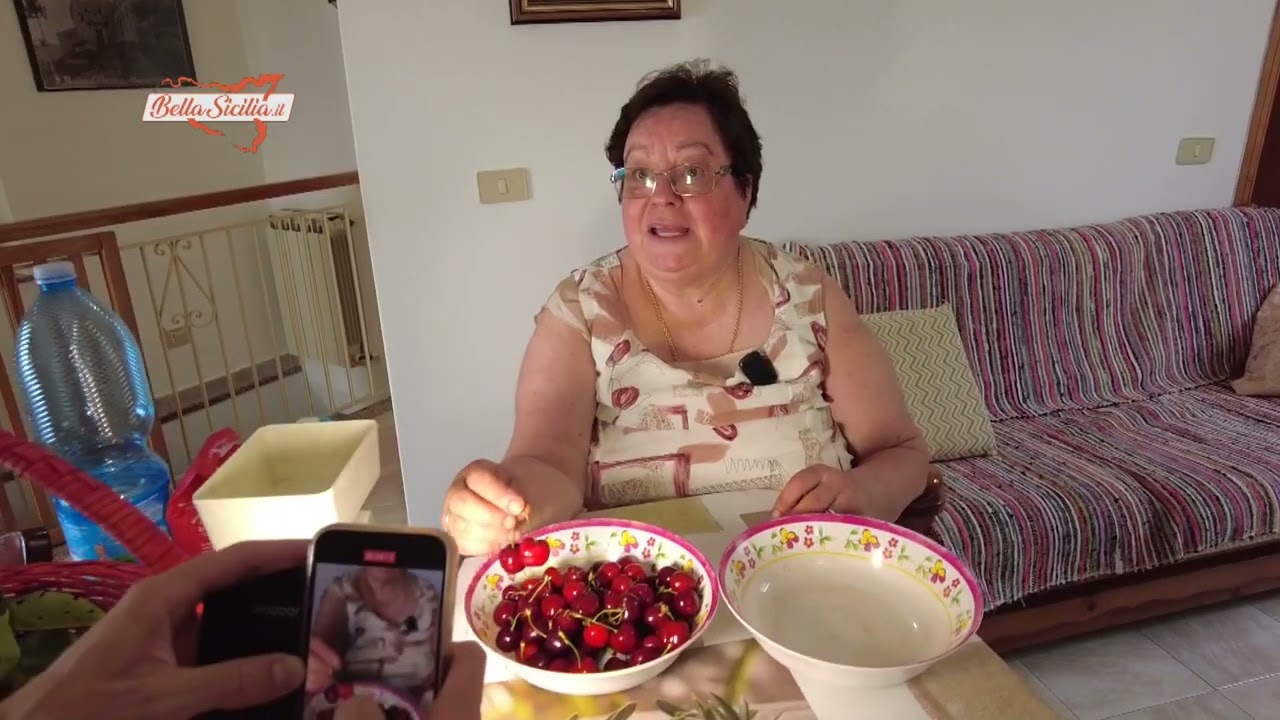 La signora Iolanda prepara il gelato alle ciliegie pe nonna Santa, 95 anni e un cuore d'oro