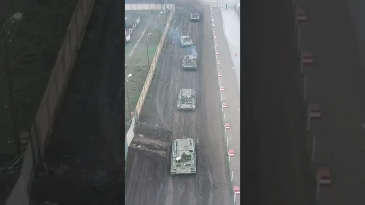 военная техника выдвигается на полевые учения