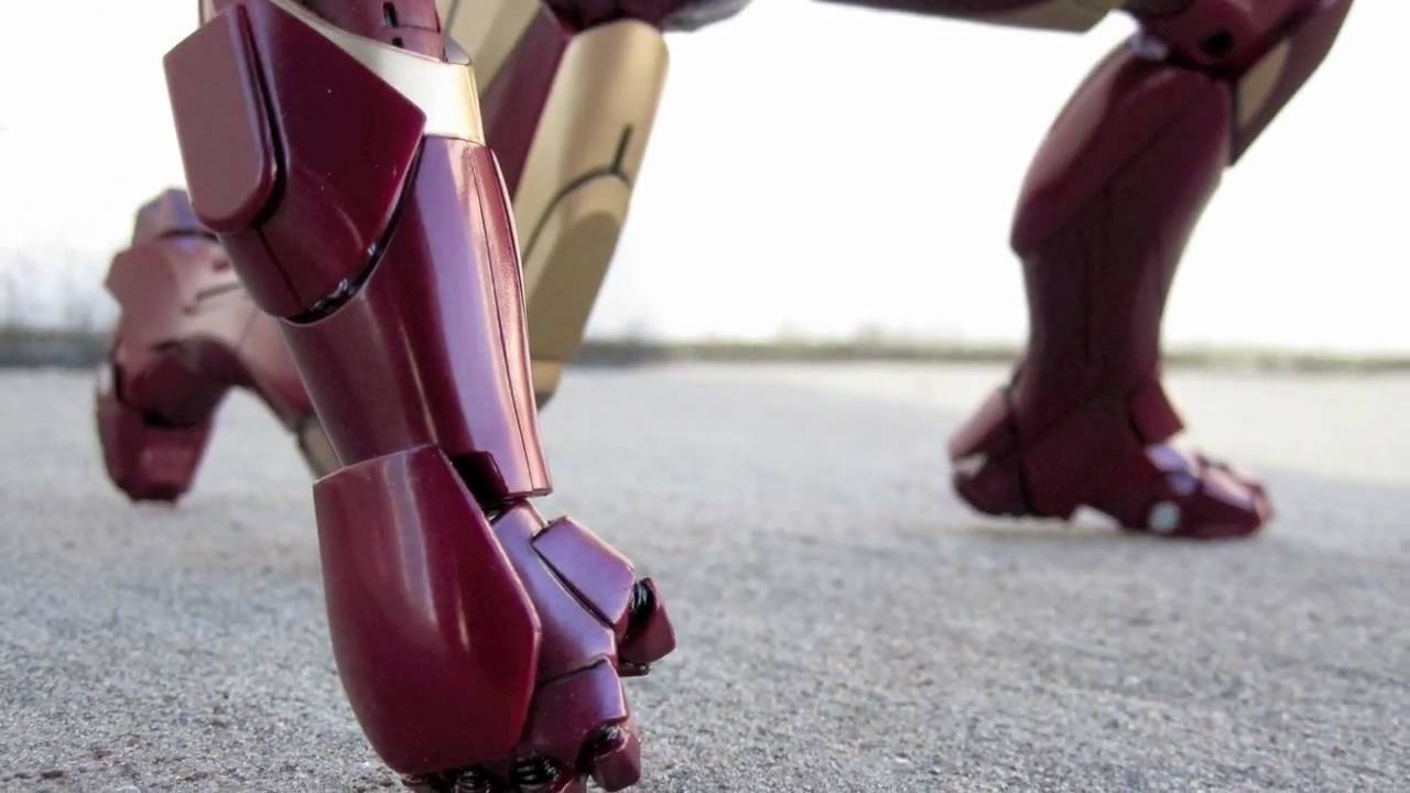 Iron Man Mark III 1/6 Figure by Hot Toys - Driving With The Top Down