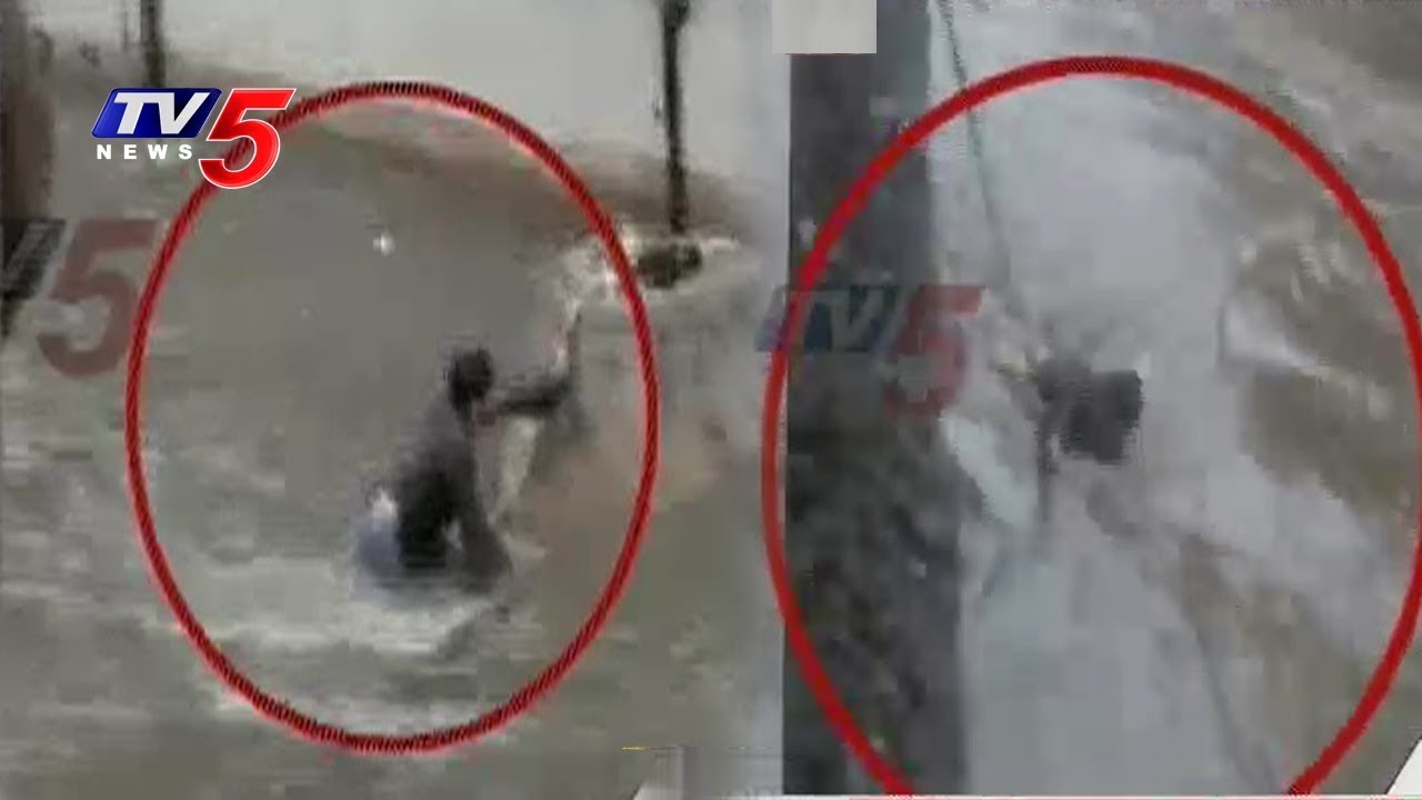 Man Washed Away in Man Hole | Hyderabad | TV5 News