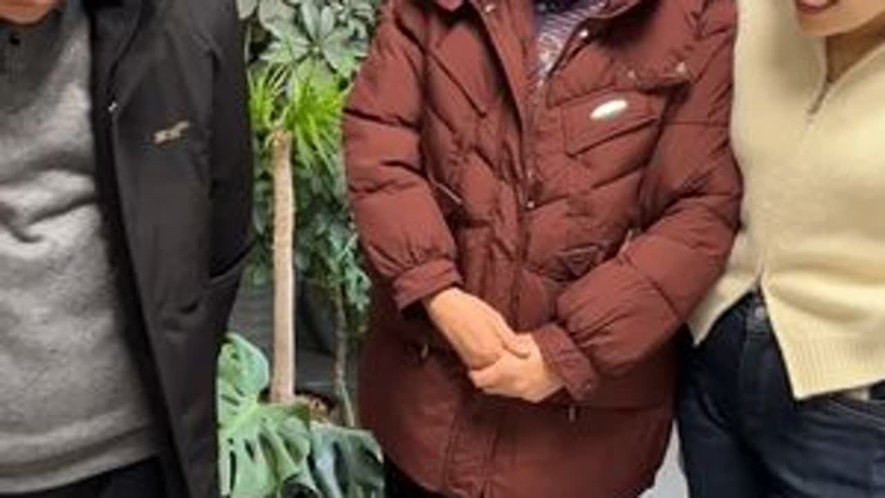 入九啦，给嫂子的爸爸也把厚衣服安排起来#一家人在一起就是幸福 #姑嫂 #记录生活 #小姑子和嫂子的日常生活
