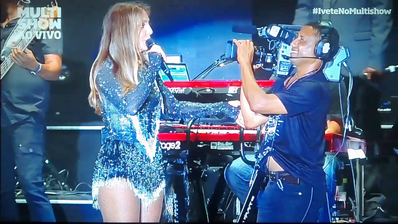 Ivete homenageando("puxando o saco") da Rede Bahia