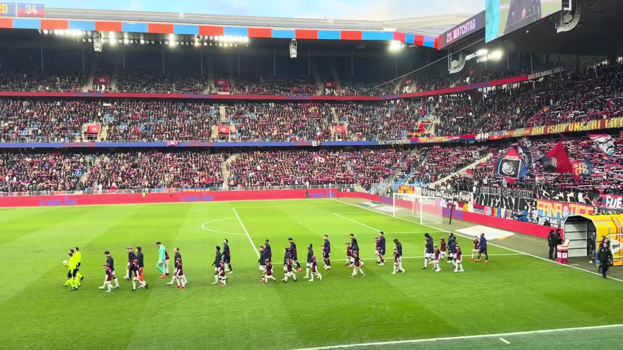 FC BASEL VS FC ZÜRICH TEAMS TAKE THE FIELD #oldskoolgunner #swisssuperleague #fcbasel1893 