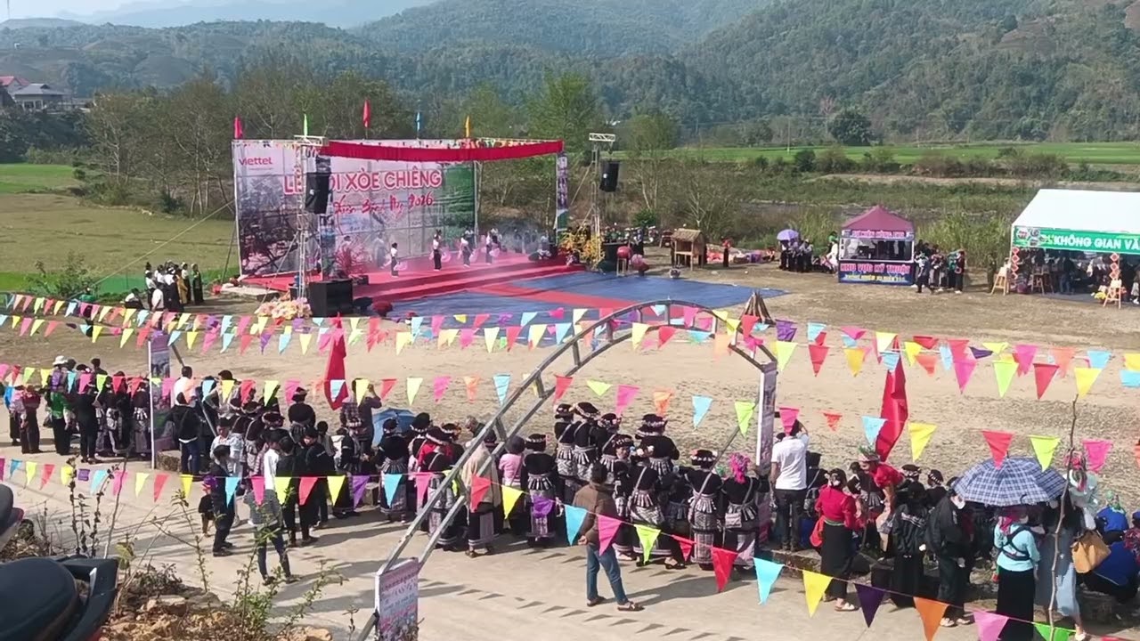 múa quạt tại lễ hội xòe chiêng bản nà can 